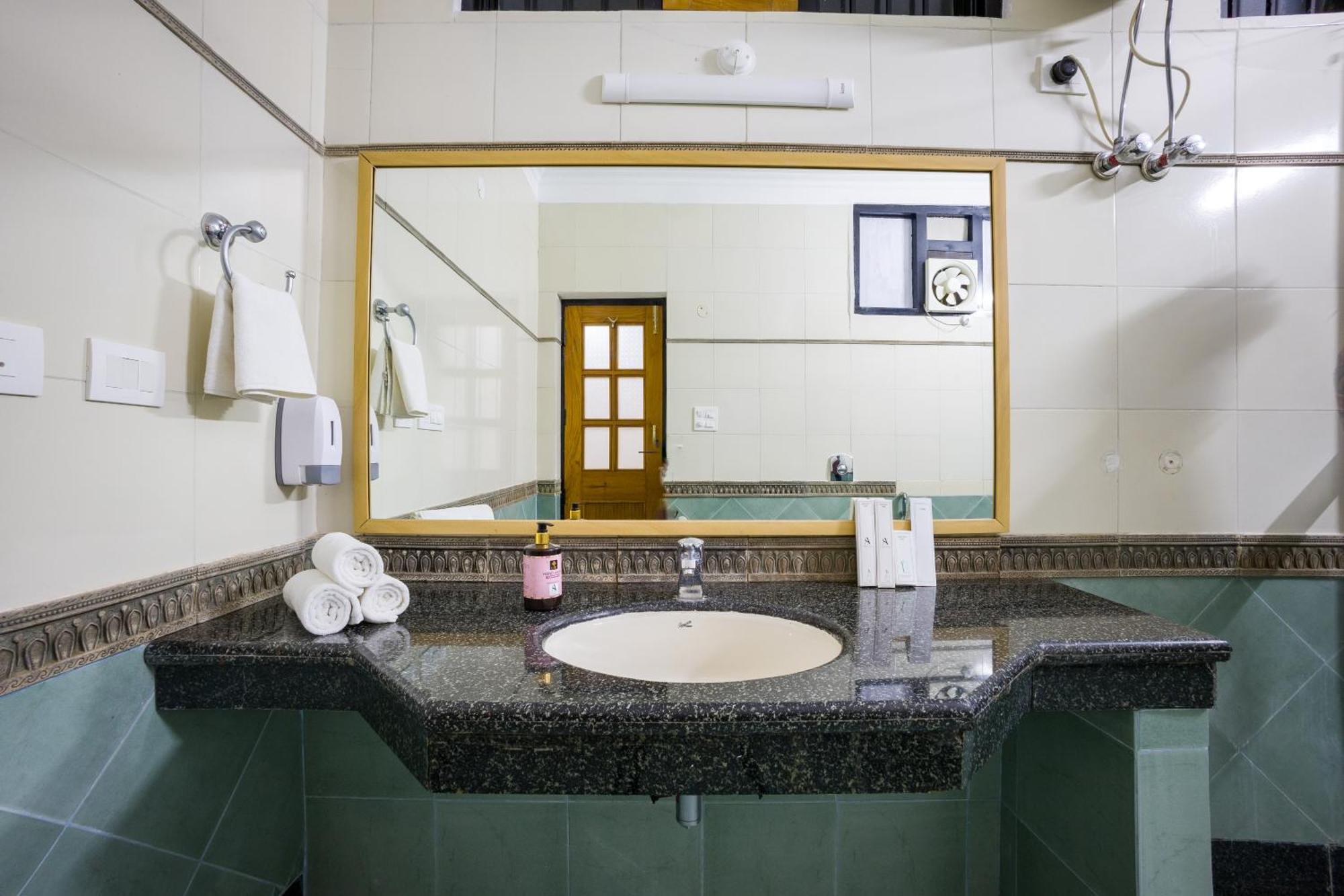 Alaya Stays Mehar Villa - 3 Bhk With Garden & Scenic Views Kasauli Extérieur photo